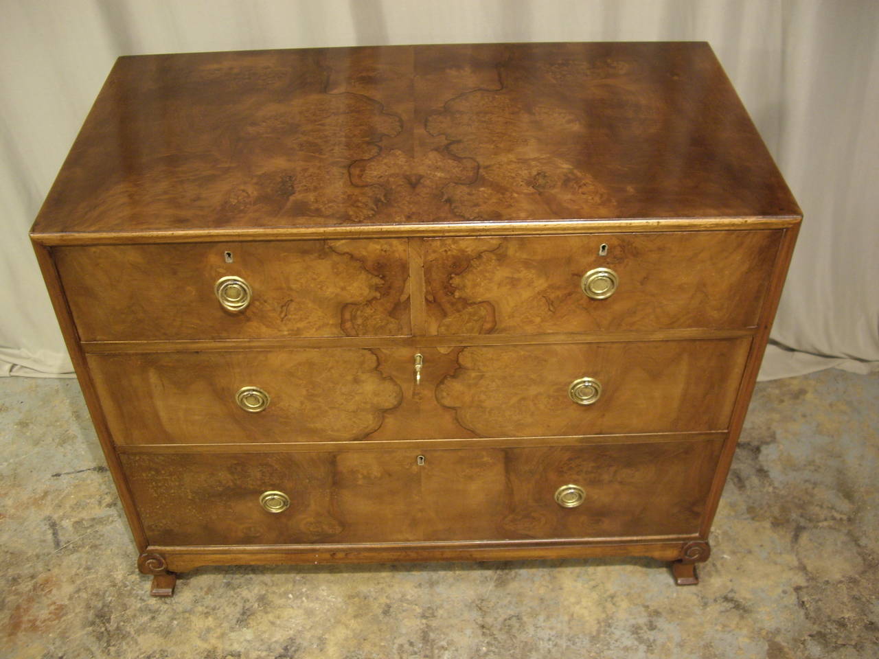 Beautiful bookmark veneered 1920s high quality Italian four-drawer commode. Almost looks like a urn on pedestal design in the grain of the veneer. Perfect size for bedside commode or next to a sofa.