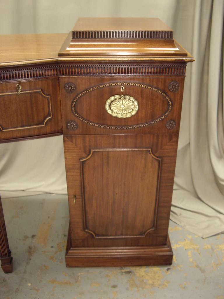 Elegant Adams Style English Mahogany Sideboard In Excellent Condition For Sale In New Orleans, LA
