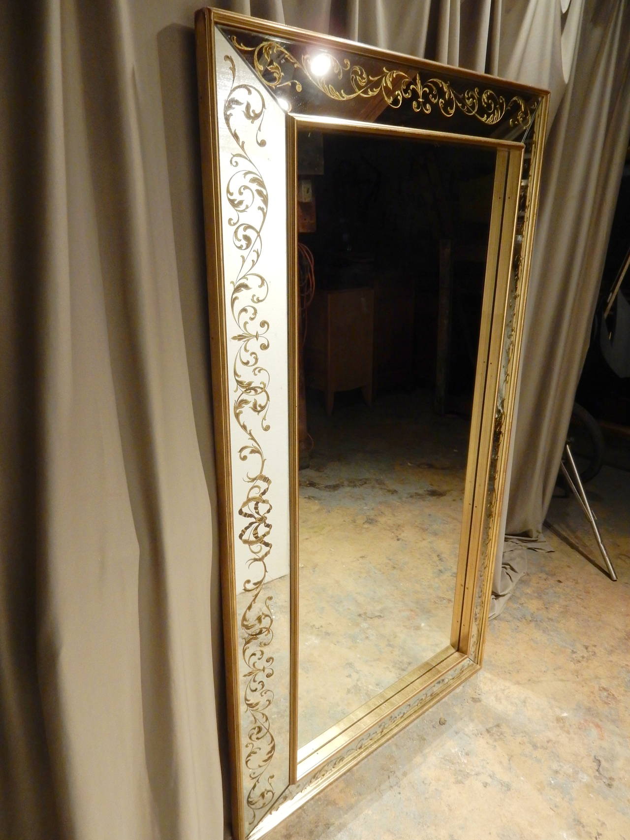 French Églomisé Mirror In Good Condition For Sale In New Orleans, LA