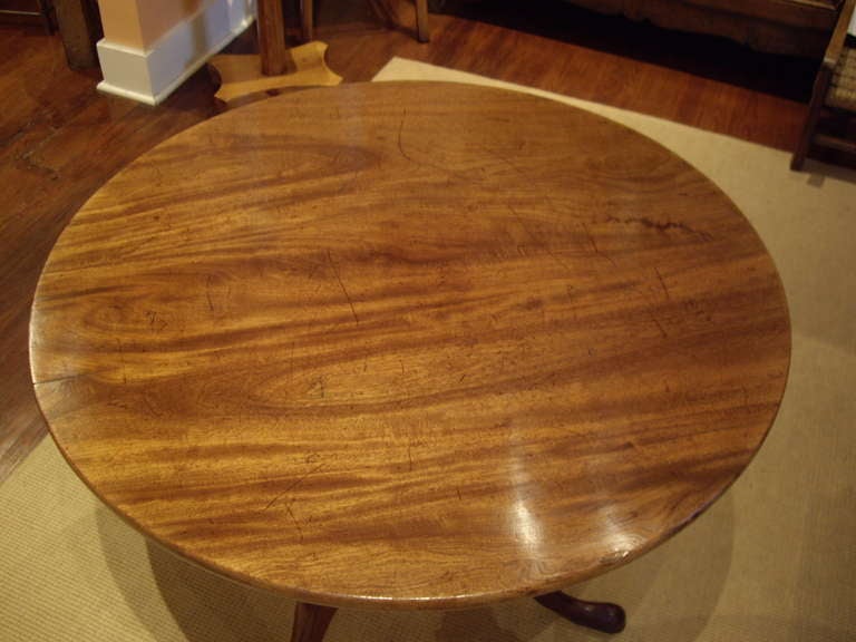 Early 19th c. English tilt-top round table In Excellent Condition In New Orleans, LA