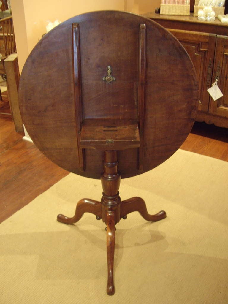 Early 19th c. English tilt-top round table 3