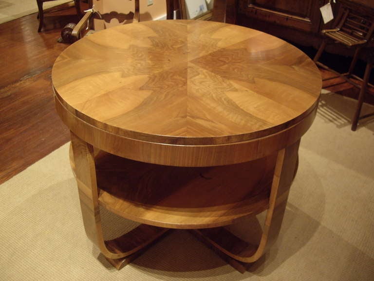 Table ronde Art Déco en placage de noyer avec pieds nervurés et étagère.