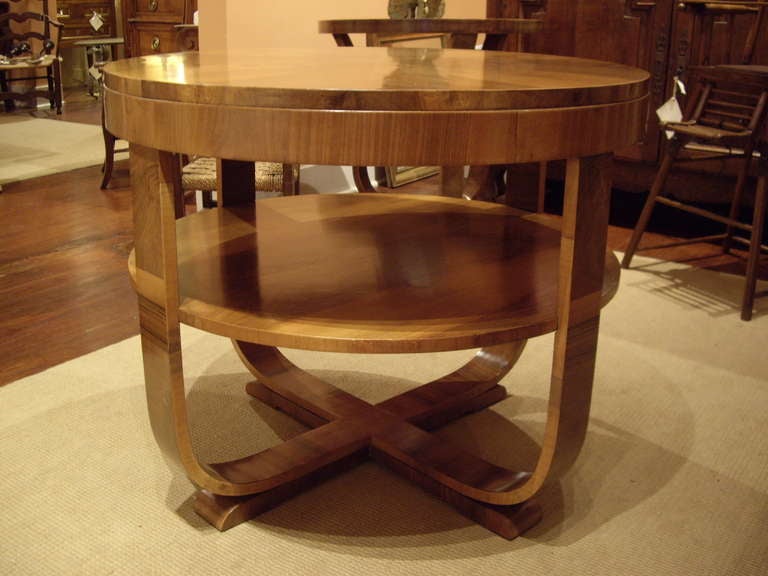 Table ronde Art Déco en noyer Excellent état à New Orleans, LA