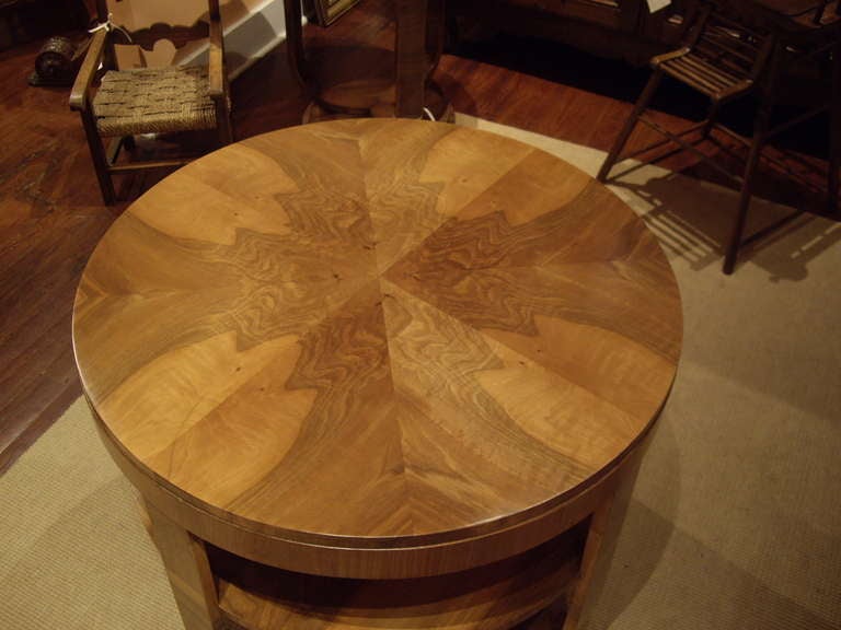 Milieu du XXe siècle Table ronde Art Déco en noyer