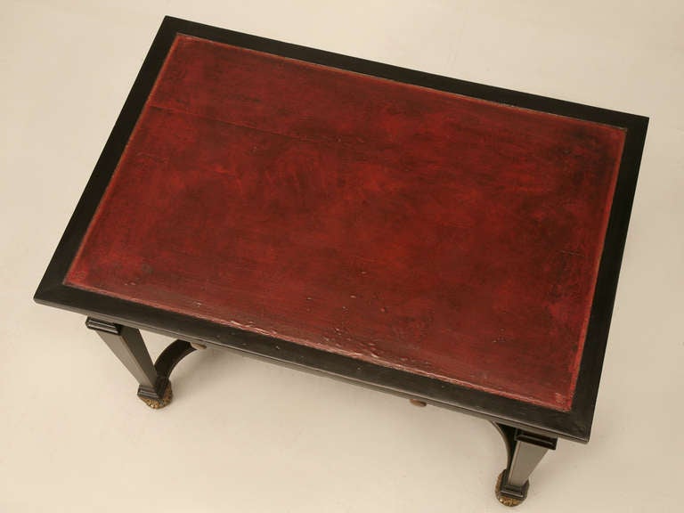 Auffallend originales antikes französisches Napoleon III Bureau Plat, Schreibtisch oder Damentisch. Die Verzierungen aus poliertem Messing und die schwarze Lackierung bilden einen warmen Kontrast. Die gewellte 