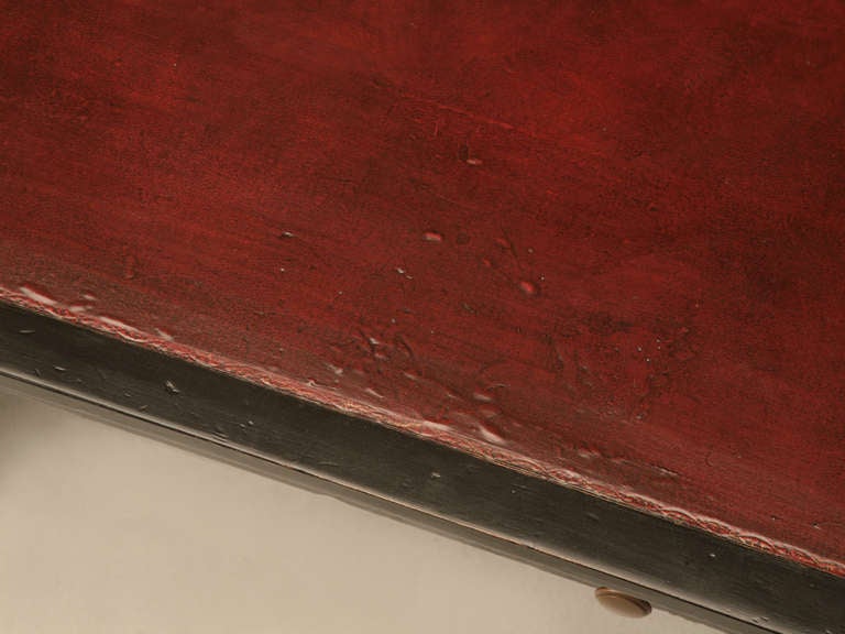 Petite circa 1880 Französisch Napoleon III Schwarzer Lack Zwei-Schubladen-Schreibtisch (Napoleon III.) im Angebot