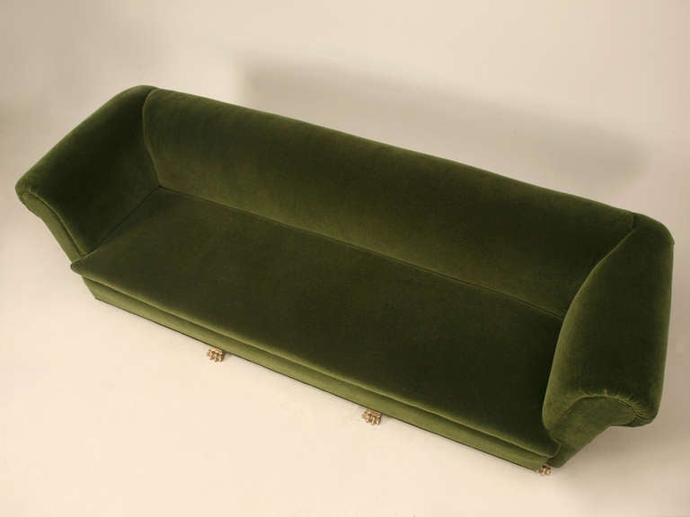 Ce canapé a été copié sur notre canapé français vintage de 13 pieds à dossier non touffeté que nous avons trouvé dans un hôtel de Monaco et qui était recouvert de cuir noir et de vinyle noir. Notre atelier a immédiatement retiré l'un des pieds de