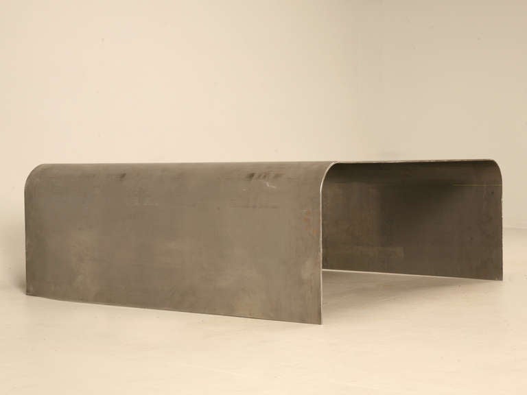 Mesa de centro moderna Fabricada por Old Plank en un acero muy grueso y extremadamente pesado. Una vez que coloques esta Mesa de centro, te lo pensarás dos veces antes de moverla. Como nuestra Mesa de centro moderna Old Plank se fabrica a mano, de
