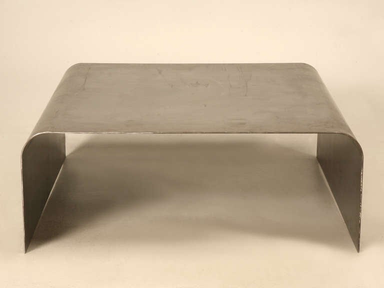 Mid-Century Modern Table basse en acier disponible en tailles optionnelles, finitions par Old Plank Très Heavy en vente