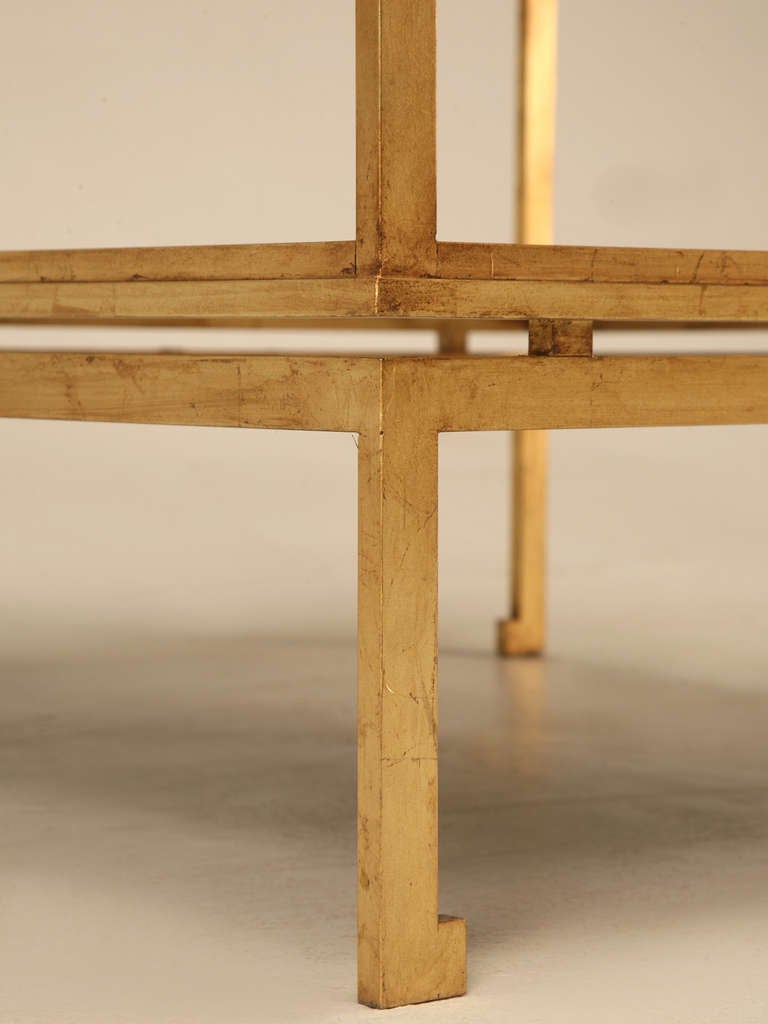 Mesa de centro dorada moderna de mediados de siglo de inspiración francesa Disponible en cualquier tamaño Vidrio en venta