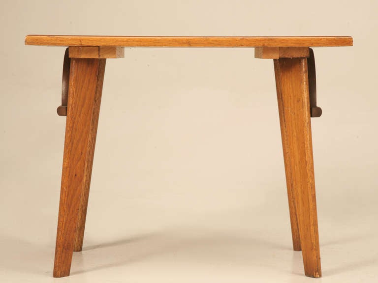 Dynamite vintage American Ranch Oak Original by A. Brandt and Sons of Fort Worth, TX; manufacturers of solid and rustic home furnishings with a cowboy theme. This great little solid oak table could easily work as an end table by the sofa, holding a