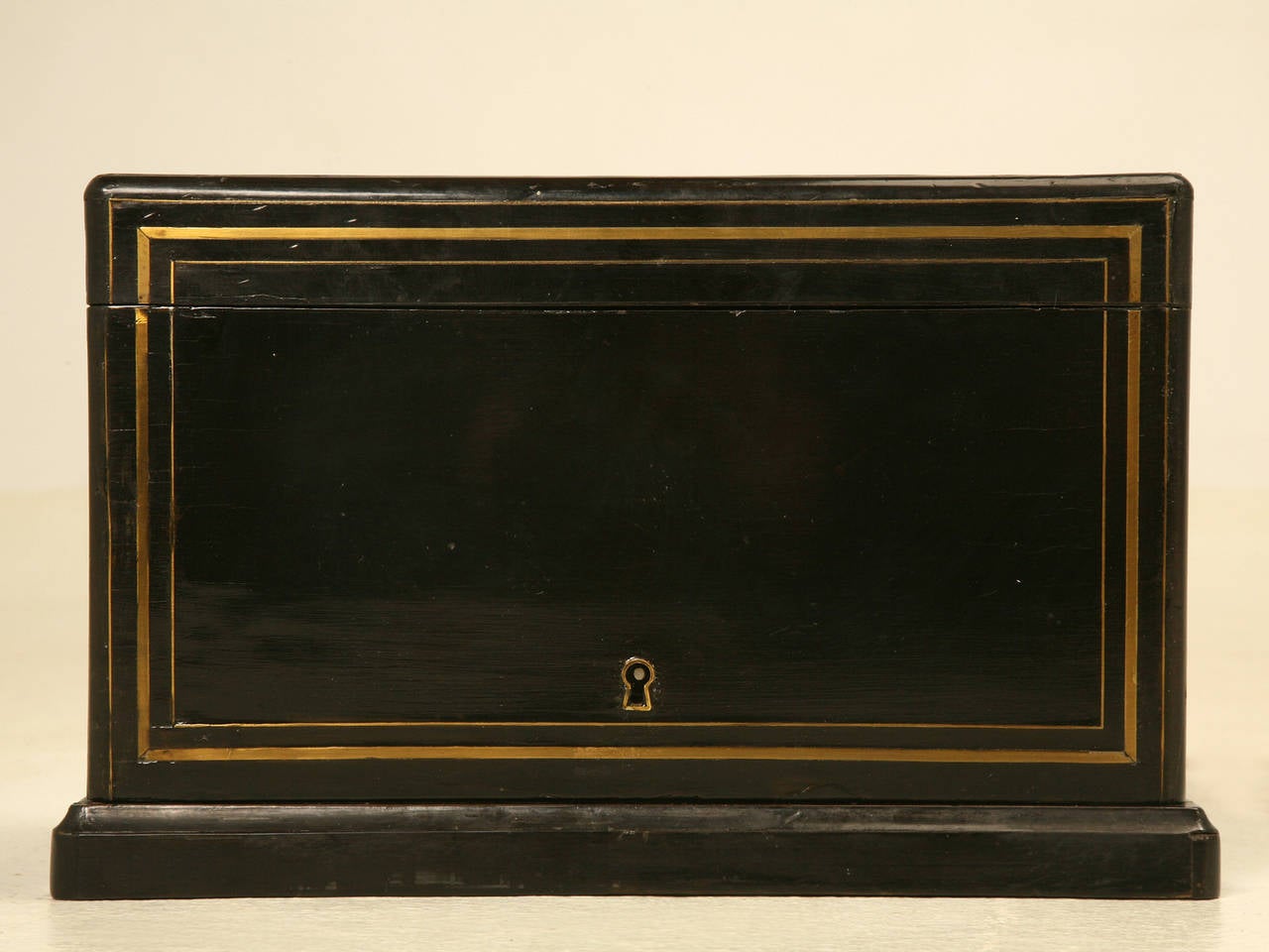 Napoleon III Syle Humidor in Black Lacquer with Brass Inlay In Good Condition In Chicago, IL