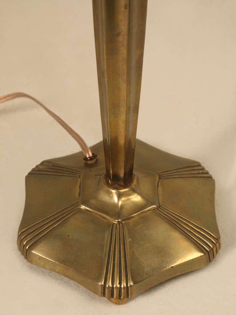 Lampe de table Art déco française en bronze signée par Leunox, France. Abat-jour en verre opalin en vente 3