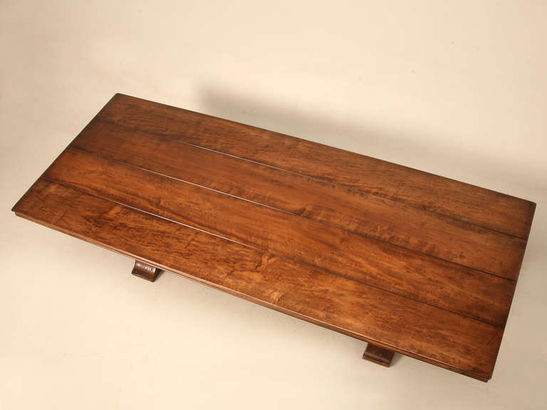 Esstisch im französischen Landhausstil, auf Bestellung nach Ihren genauen Angaben gefertigt. Jeder Old Plank Trestle French Style Dining Table wird in unserer Old Plank Werkstatt in jeder gewünschten Größe handgefertigt. Abgebildet in nussbaumfarben