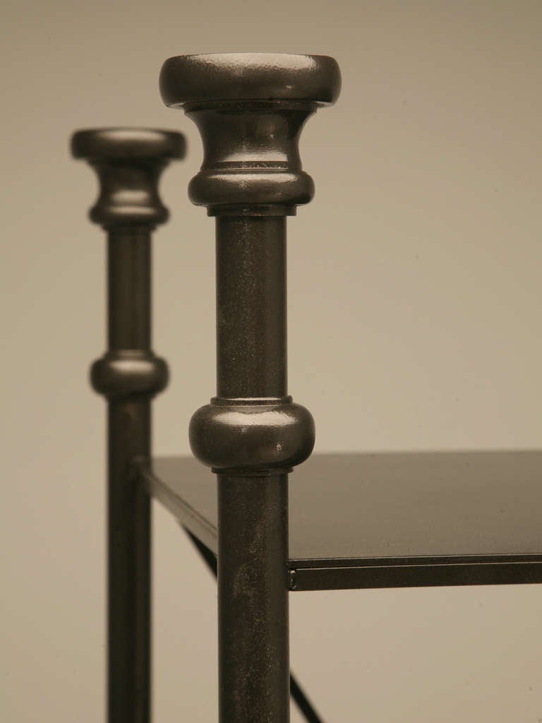 Französische Etagere im Industriestil aus Stahl und Bronze, auf Bestellung gefertigt (amerikanisch) im Angebot