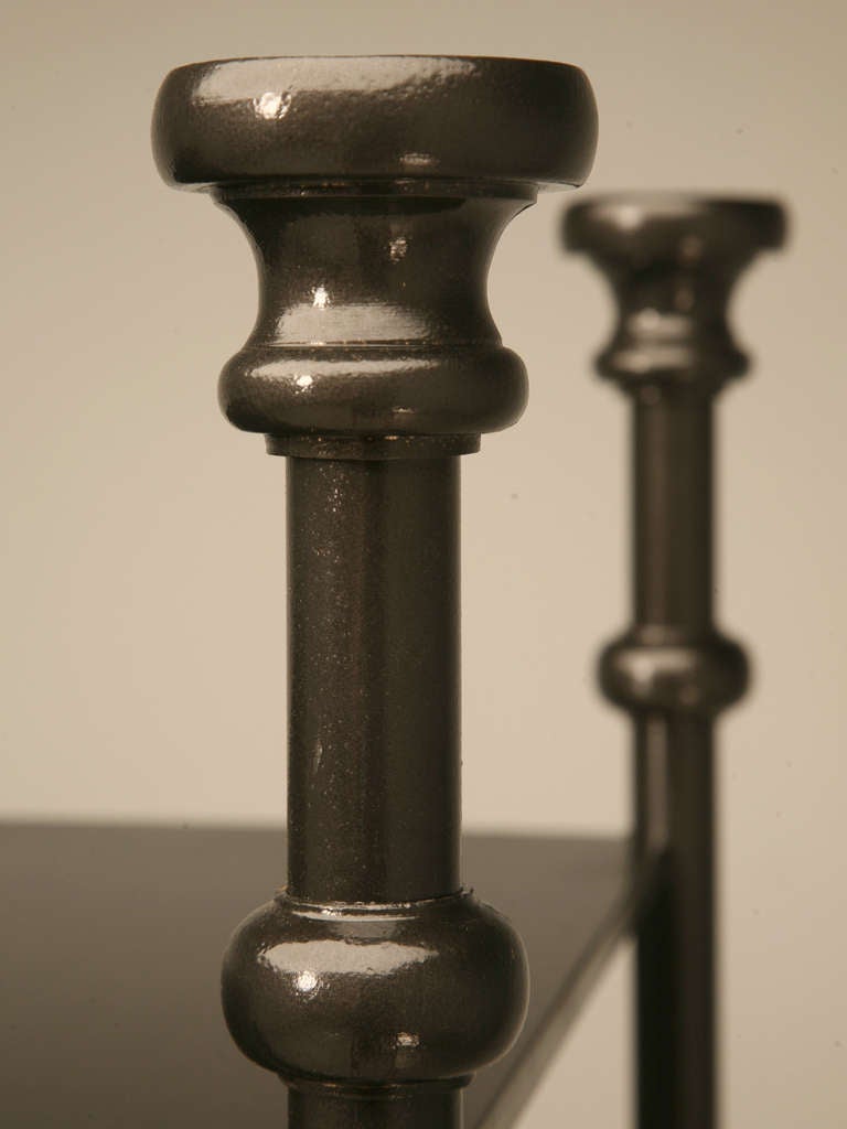 Französische Etagere im Industriestil aus Stahl und Bronze, auf Bestellung gefertigt (Handgefertigt) im Angebot