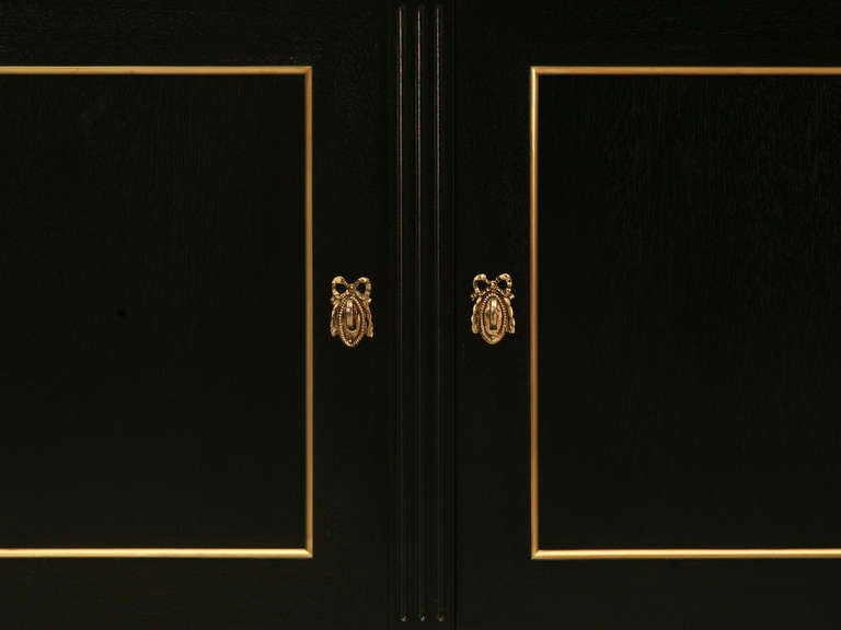 Buffet en acajou ébénisé de style français Louis XVI par Old Plank Cabinetry, pour toutes les tailles en vente 1