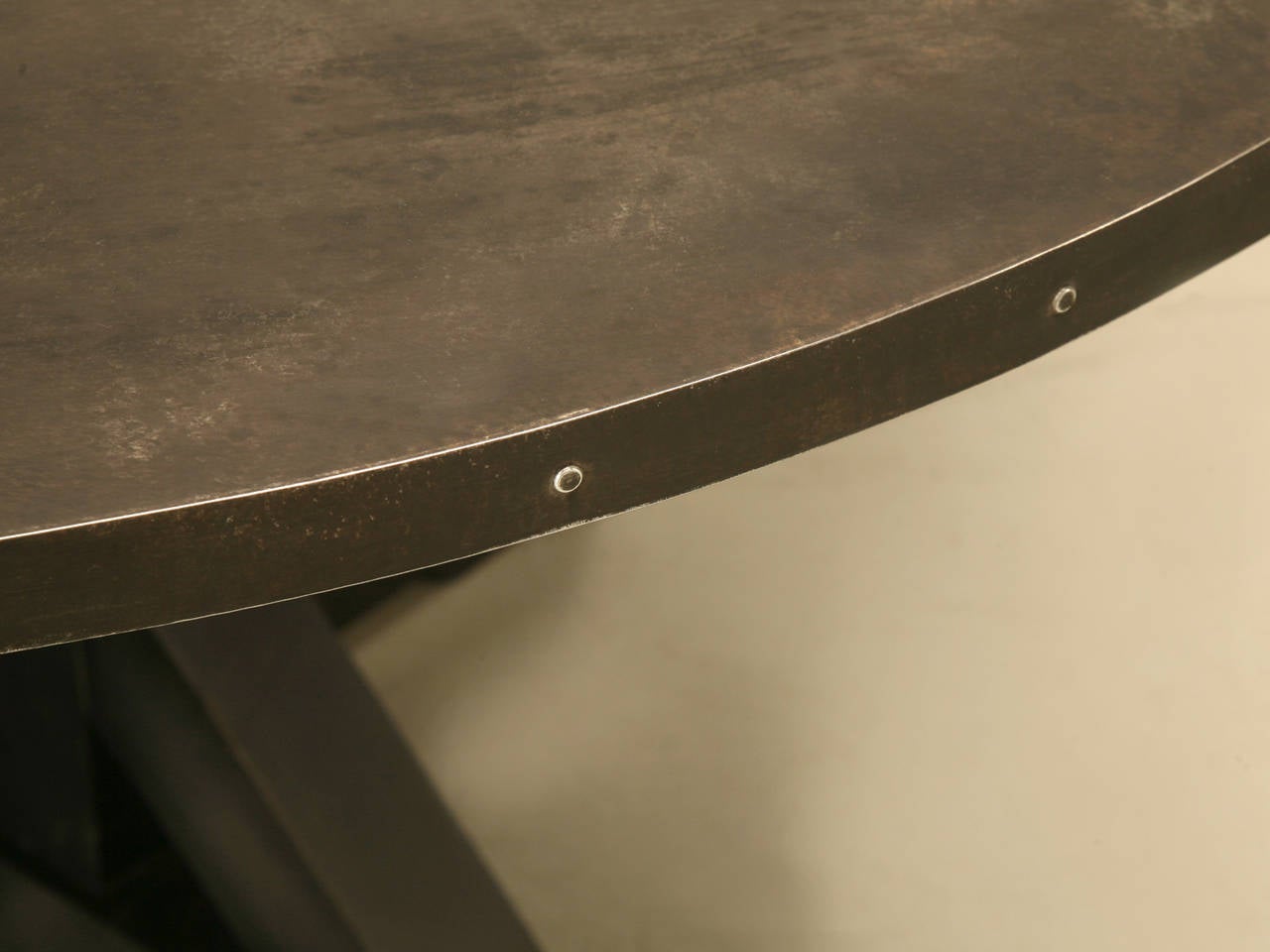XXIe siècle et contemporain Table de salle à manger en zinc d'inspiration française fabriquée sur mesure à Chicago, finition toutes dimensions  en vente