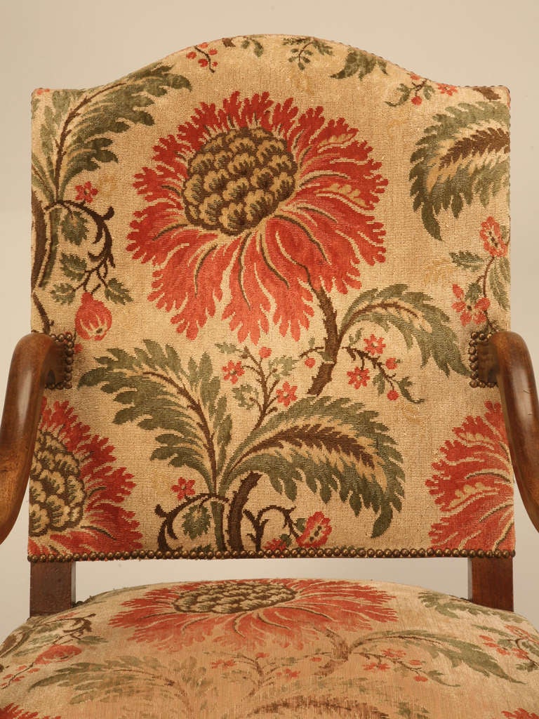 Whoopee!! This is an absolutely amazing original antique French hand-carved solid walnut Louis XIV style throne chair with unique rams head decorated armrests. This fine chair would be right at home as a host/hostess chair in the formal dining room,