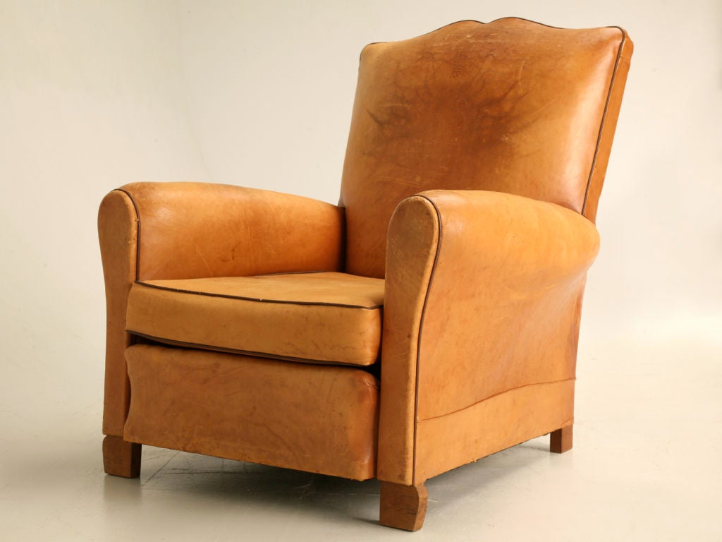 In very good original condition, this outstanding single chair has all the attributes our buyer likes to find. It has an awesome appearance with it's vachetta leather showing minimal signs of wear, classic chocolate brown piped details, and the