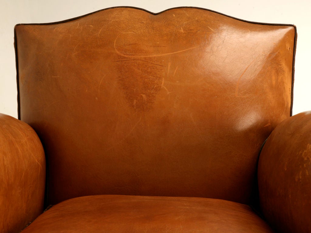In very good original condition, this outstanding single chair has all the attributes our buyer likes to find. It has an awesome appearance with it's original leather showing minimal signs of wear, classic chocolate brown piped details, and the