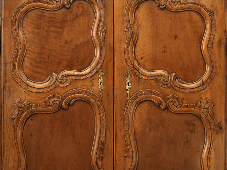 French Walnut Cupboard or Cabinet, circa 1800 In Good Condition In Chicago, IL