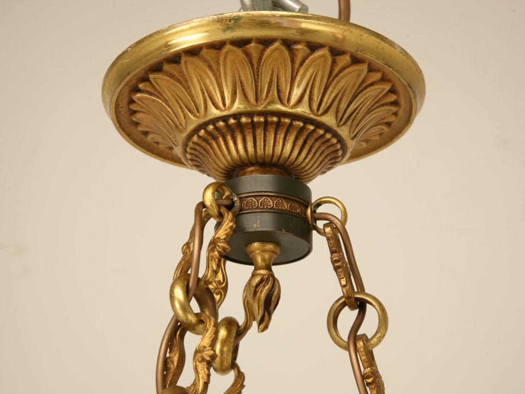 Preciosa lámpara de araña vintage francesa de 6 luces de estilo Imperio pintada al tole con brillantes detalles dorados. Este candelabro Imperio, un estilo popular durante casi 200 años, es sencillamente precioso. Nuestro propio departamento