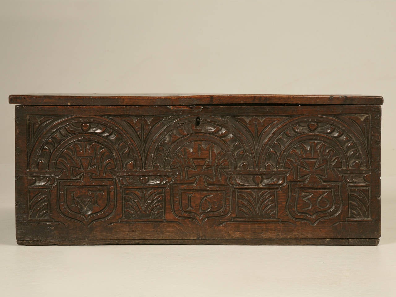 English Carved Oak Box from the 1600s In Good Condition In Chicago, IL