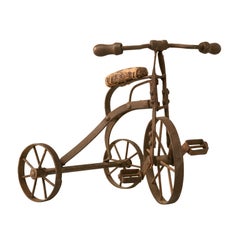 Vieux tricycle anglais en acier fonctionnant pour poupées ou jouets