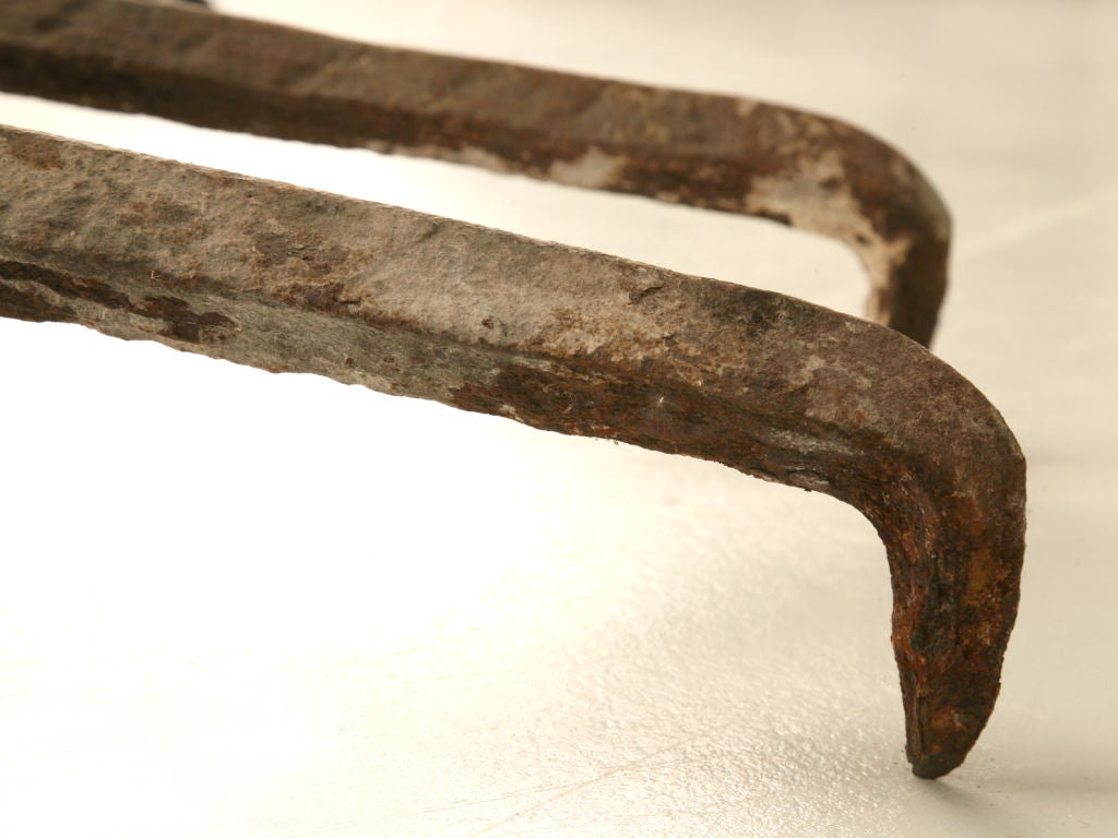 Paire de chenets rustiques français du 18ème siècle en fer forgé à la main en vente 2