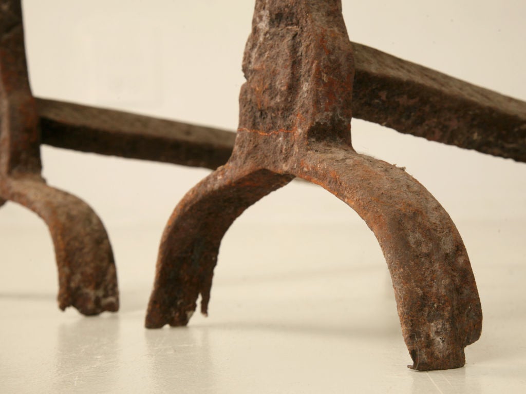 Milieu du XVIIIe siècle Paire de chenets rustiques français du 18ème siècle en fer forgé à la main en vente