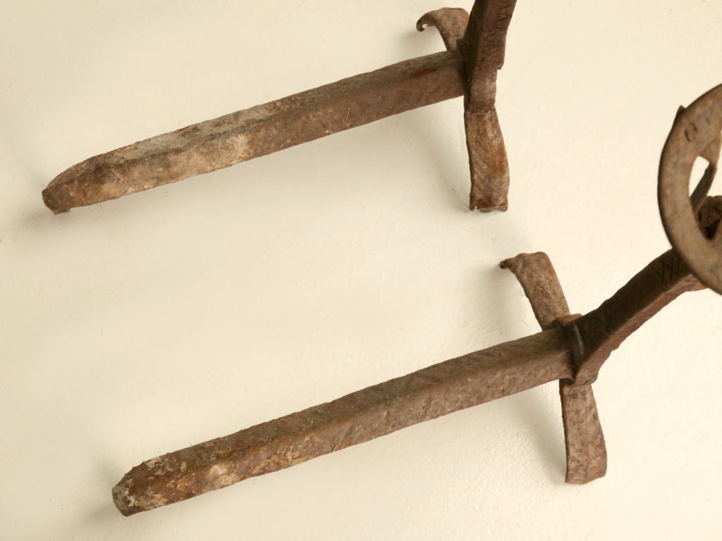 Paire de chenets rustiques français du 18ème siècle en fer forgé à la main en vente 1