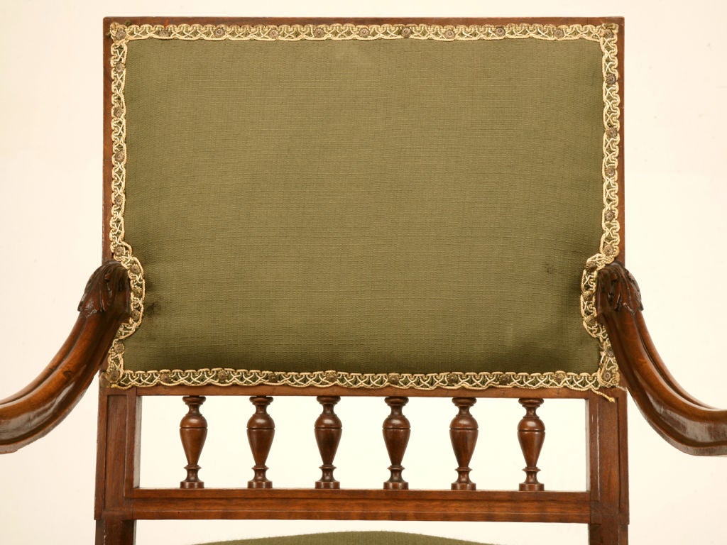 Fauteuil ancien français Henri II sculpté & Noyer figuré