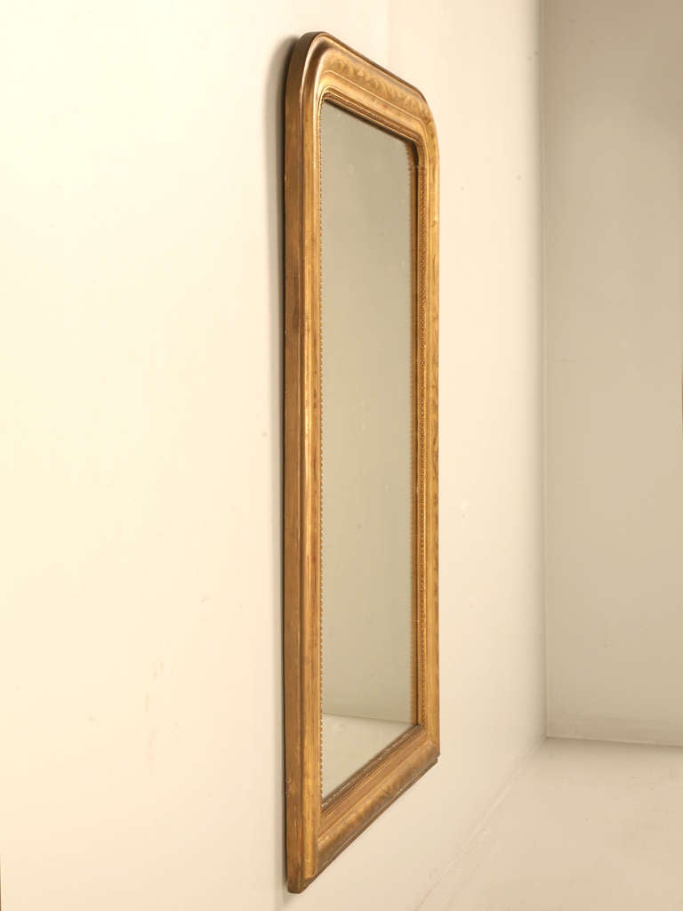 Dieser unglaubliche antike Spiegel:: der gerade aus Frankreich eingetroffen ist:: ist ein absoluter Hingucker und wunderschön. Feine:: gut ausgeführte Schnitzereien zieren die ursprüngliche Goldoberfläche und verleihen ihr zusätzlichen Charakter.
