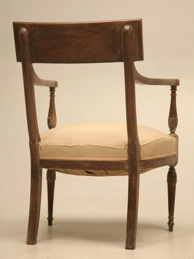 Zwei Sessel im Directoire-Stil mit unglaublicher Patina, '4' verfügbar im Angebot 3