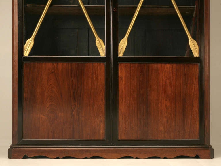 Ancien meuble de rangement français de style Directoire émaillé avec flèches croisées et dorées à l'eau Bon état - En vente à Chicago, IL