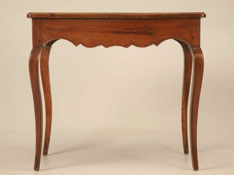 Original 18th C.Petite Antique French Louis XV Walnut Writing Table, Ladies Desk 3