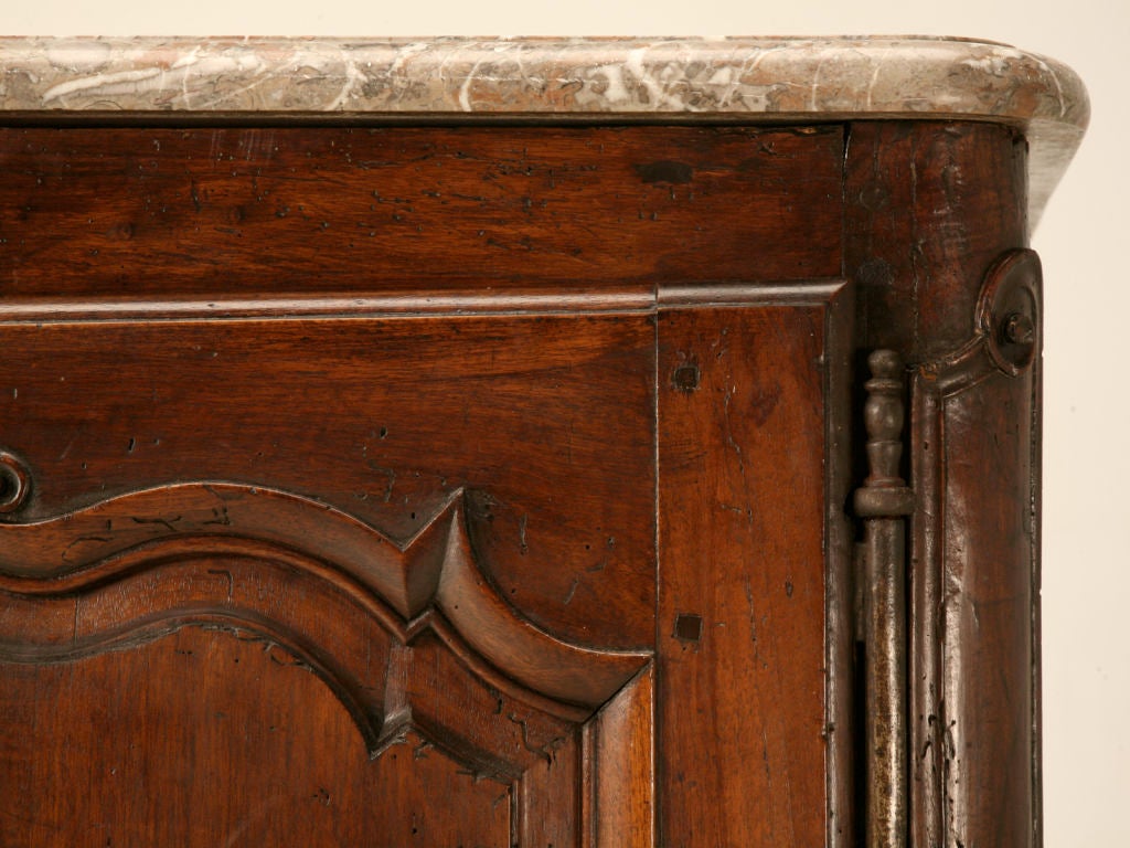 Sculpté à la main Armoire Louis XV du 18ème siècle en noyer français avec plateau en marbre d'origine en vente