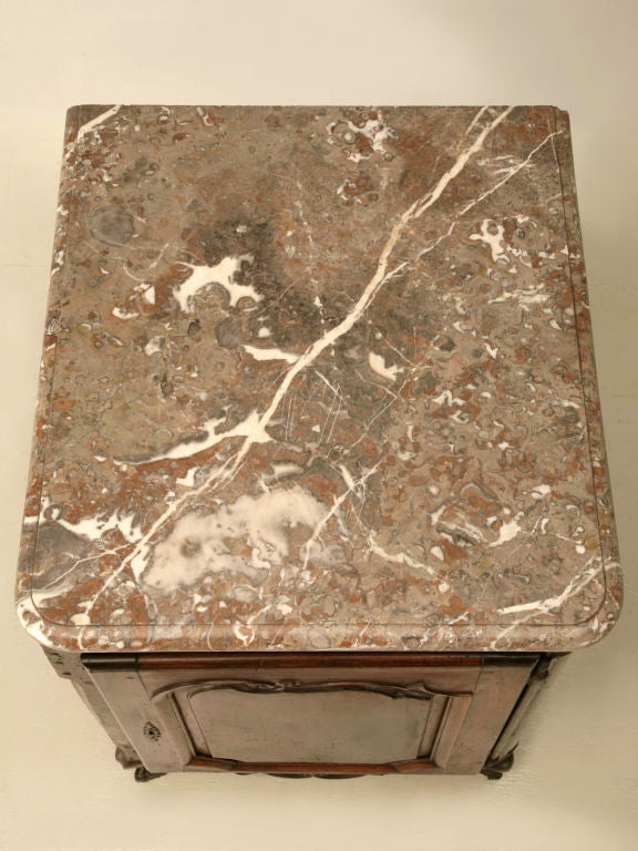 Französischer Louis-XV-Schrank aus Nussbaumholz mit originaler Marmorplatte aus dem 18. Jahrhundert im Zustand „Gut“ im Angebot in Chicago, IL