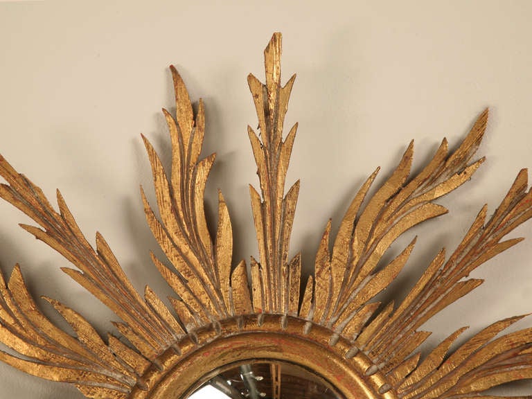 Incredible Vintage Italian Gilt Sunburst Convex Mirror w/Ornately Carved Rays In Good Condition In Chicago, IL