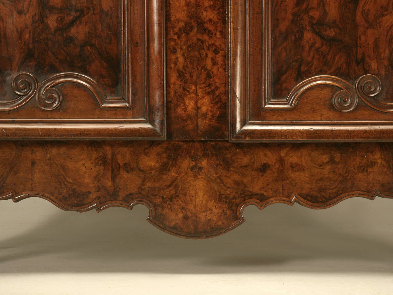 Armoire, French Burl Walnut in the Style of Louis XV Painted and Gilded Hinges In Good Condition In Chicago, IL