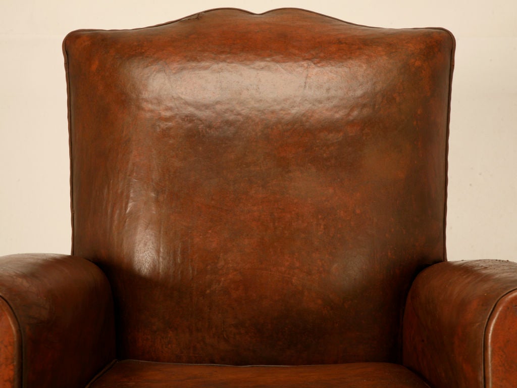 In very good original condition, this outstanding single chair has all the attributes our buyer likes to find. It has an awesome appearance with it's original leather showing minimal signs of wear, with a multiple toned patina and the