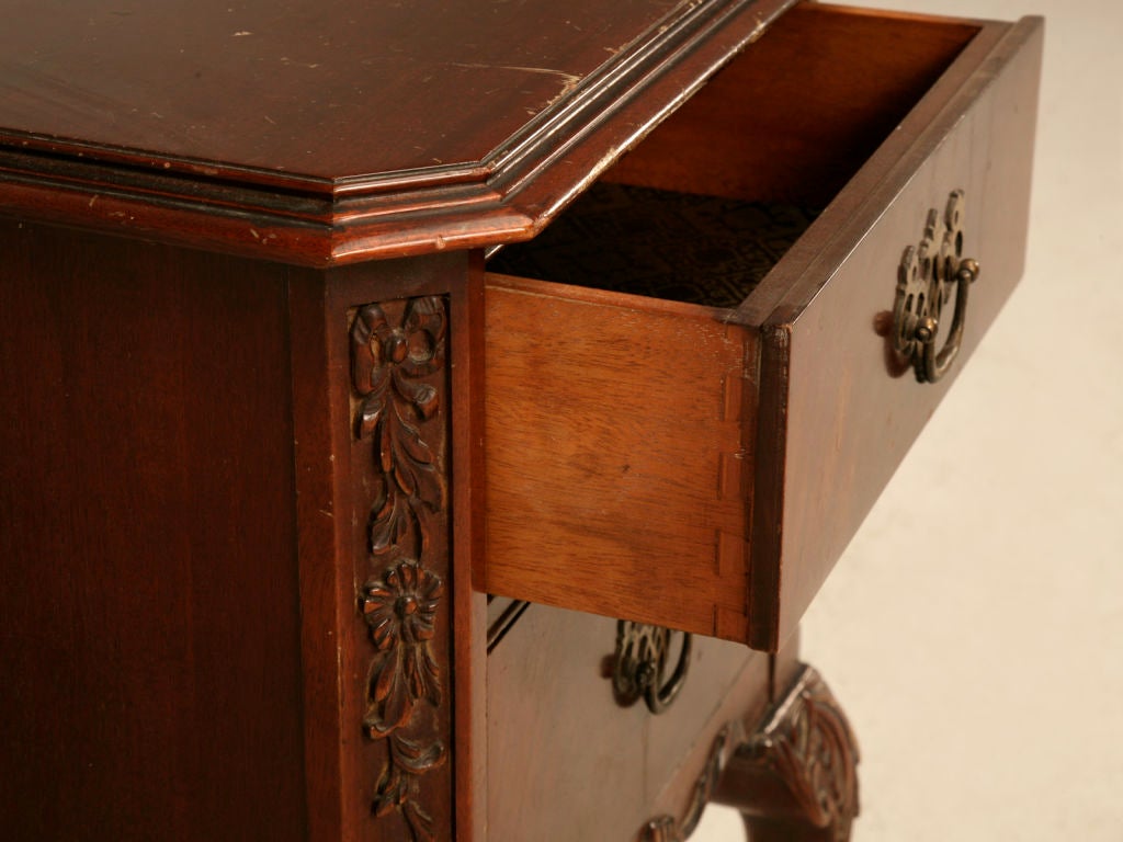 Vintage Chippendale Style Carved Mahogany Nightstand/Table 1