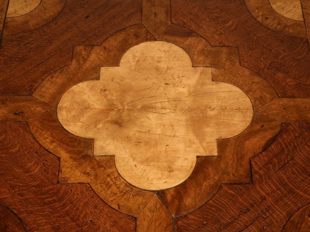 Handgefertigter Esstisch aus Nussbaumholz im französischen Stil in jeder Größe erhältlich von Old Plank (Land) im Angebot