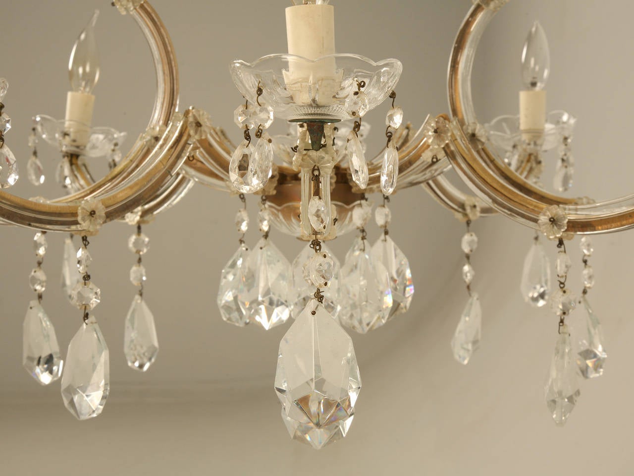 Spanish Chandelier in a Baroque Style, Brass and Crystal circa 1930s In Good Condition For Sale In Chicago, IL