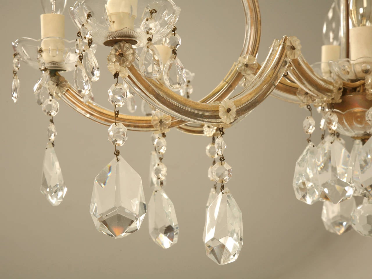 Mid-20th Century Spanish Chandelier in a Baroque Style, Brass and Crystal circa 1930s For Sale