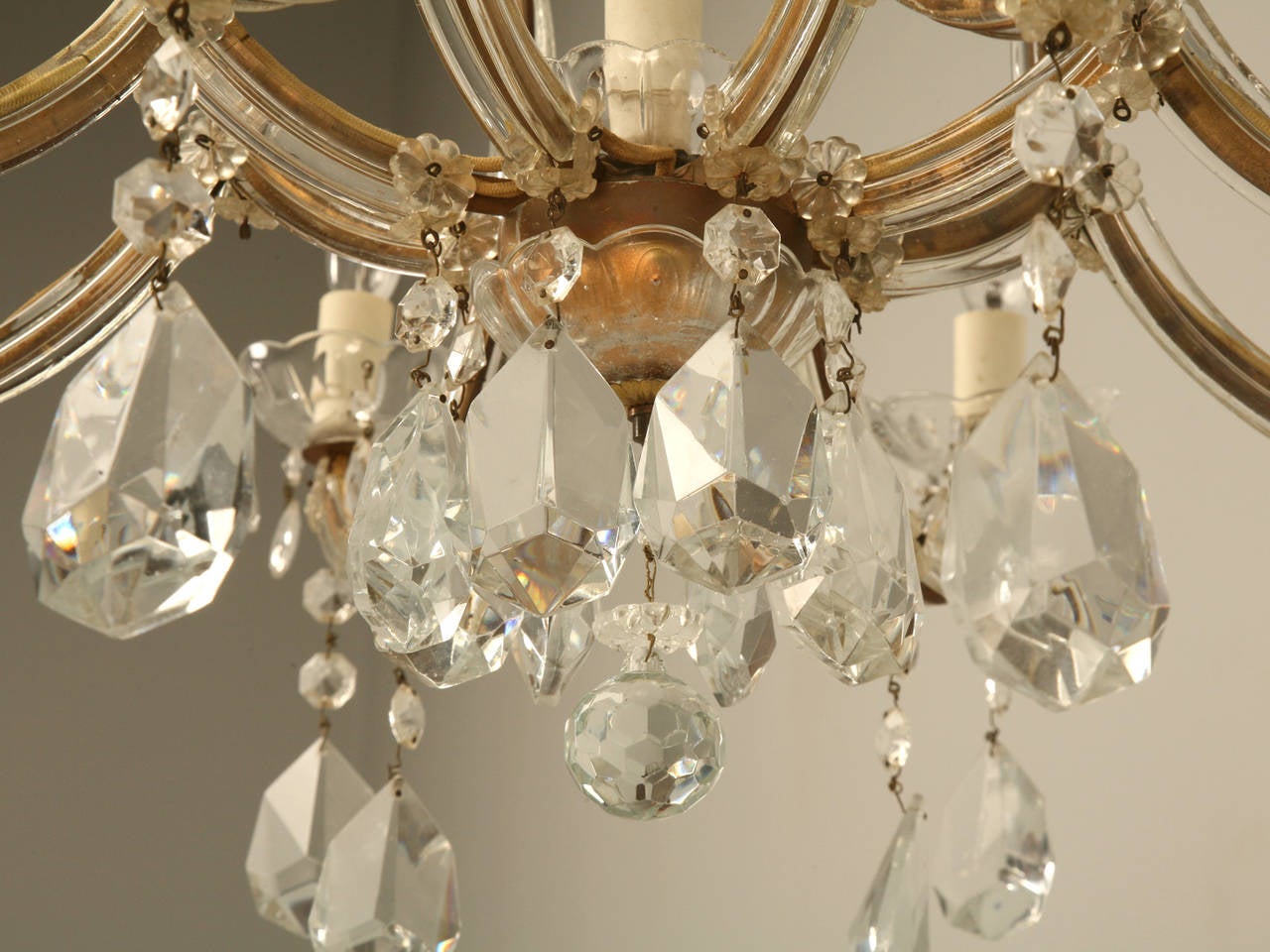 Spanish Chandelier in a Baroque Style, Brass and Crystal circa 1930s For Sale 2