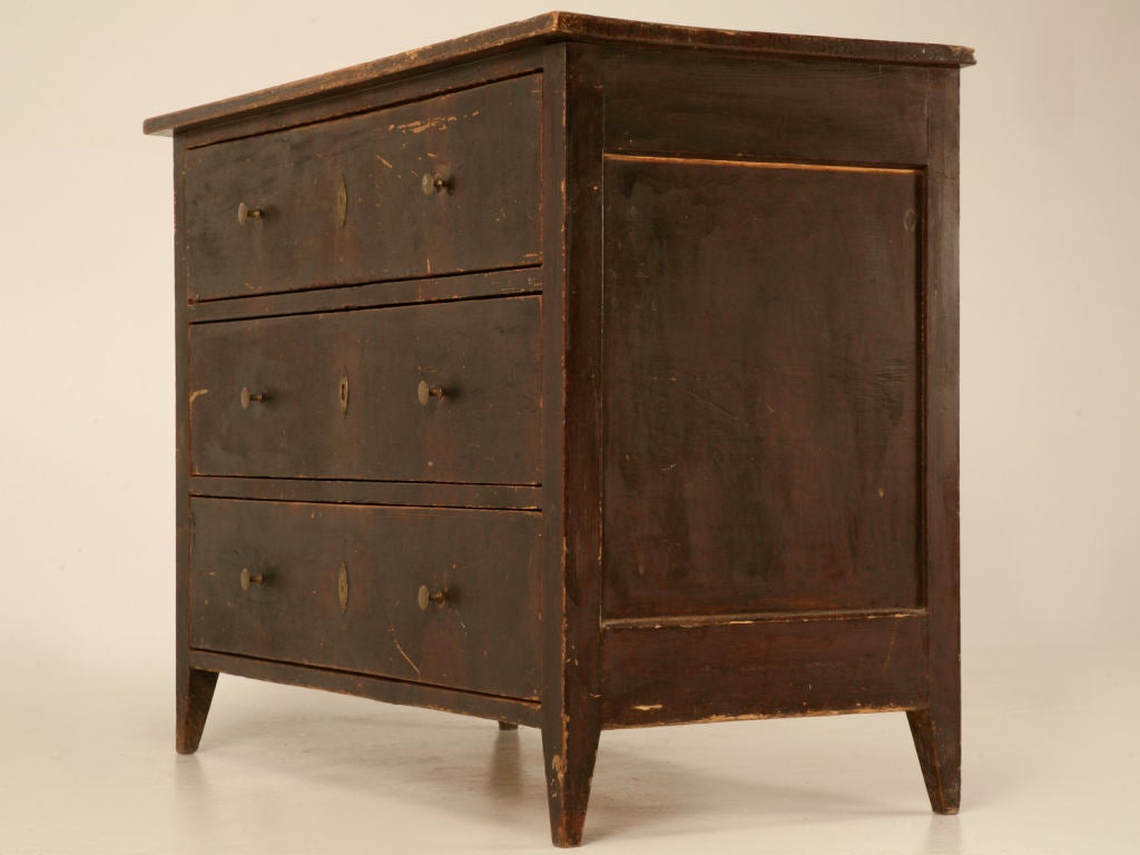 Our buyers keen eye has done it once again, she unearthed this fine antique pine, painted and faux grained 3 drawer commode from under a stack of other furniture. This fine commode demands attention, it has stunning good looks and a size that would