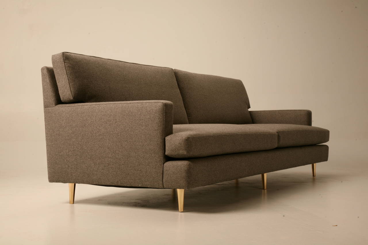 Sofa, handgefertigt in Chicago in jeder Größe mit Messingfüßen, ohne Stoff, Preis ohne Stoff (Moderne der Mitte des Jahrhunderts) im Angebot