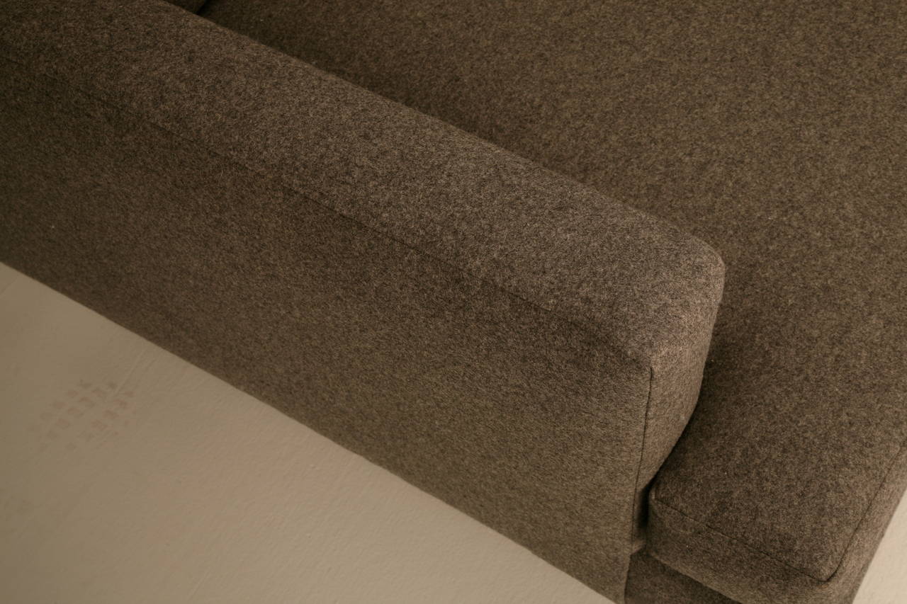 Sofa, handgefertigt in Chicago in jeder Größe mit Messingfüßen, ohne Stoff, Preis ohne Stoff (21. Jahrhundert und zeitgenössisch) im Angebot